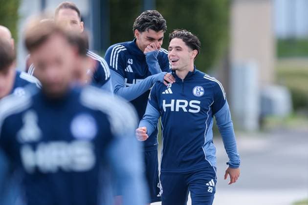 24.09.2025, Fussball, Saison 2025 2026, Training FC Schalke 04, v. l. Mertcan Ayhan (FC Schalke 04), Soufiane El-Faouzi (FC Schalke 04) lachen, Gelsenkirchen Trainingsgelände FC Schalke 04 NRW Deutschland xRHR-FOTO YYx Copyright: RHR-FOTOx RHR-FOTO YY