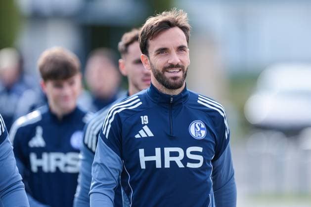 24.09.2025, Fussball, Saison 2025 2026, Training FC Schalke 04, Kenan Karaman (FC Schalke 04), lacht, Gelsenkirchen Trainingsgelände FC Schalke 04 NRW Deutschland xRHR-FOTO YYx Copyright: RHR-FOTOx RHR-FOTO YY