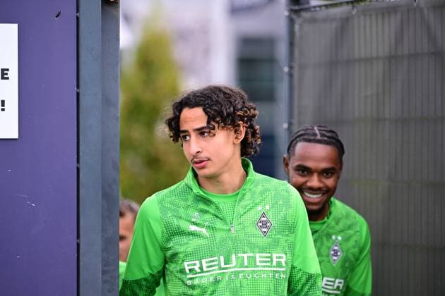 24.09.2025; Moenchengladbach; Fussball, Herren, Saison 2025 2026, Training Borussia Moenchengladbach Wael Mohya (Gladbach), Im Hintergrund Charles Herrmann (Gladbach) DFL regulations prohibit any use of photographs as image sequences and or quasi-video. Borussia-Park NRW Deutschland