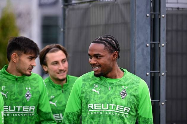 24.09.2025; Moenchengladbach; Fussball, Herren, Saison 2025 2026, Training Borussia Moenchengladbach Charles Herrmann (Gladbach); Im Hintergrund Jens Castrop (Gladbach, li.), Rocco Reitz (Gladbach, re.) DFL regulations prohibit any use of photographs as image sequences and or quasi-video. Borussia-Park NRW Deutschland