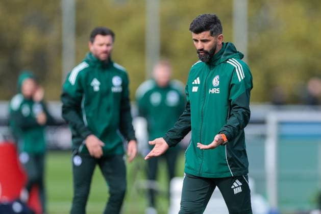 24.09.2025, Fussball, Saison 2025 2026, Training FC Schalke 04, Trainer Miron Muslic (FC Schalke 04) gibt Anweisungen, Gelsenkirchen Trainingsgelände FC Schalke 04 NRW Deutschland xRHR-FOTO YYx Copyright: RHR-FOTOx RHR-FOTO YY