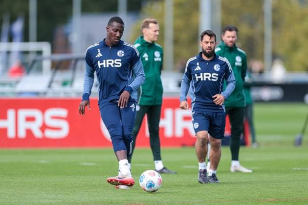 24.09.2025, Fussball, Saison 2025 2026, Training FC Schalke 04, Bryan Lasme (FC Schalke 04), Amin Younes (FC Schalke 04), Gelsenkirchen Trainingsgelände FC Schalke 04 NRW Deutschland xRHR-FOTO YYx Copyright: RHR-FOTOx RHR-FOTO YY