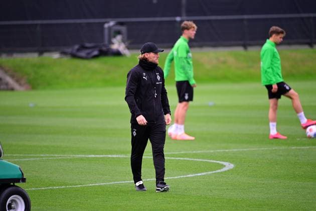 24.09.2025; Moenchengladbach; Fussball, Herren, Saison 2025 2026, Training Borussia Moenchengladbach Eugen Polanski (Interimstrainer Gladbach) schaut genau hin DFL regulations prohibit any use of photographs as image sequences and or quasi-video. Borussia-Park NRW Deutschland