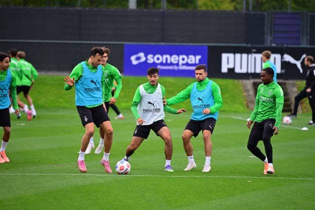 24.09.2025; Moenchengladbach; Fussball, Herren, Saison 2025 2026, Training Borussia Moenchengladbach v. li. Haris Tabakovic (Gladbach), Jens Castrop (Gladbach), Kevin Stoeger (Gladbach), Charles Herrmann (Gladbach) DFL regulations prohibit any use of photographs as image sequences and or quasi-video. Borussia-Park NRW Deutschland