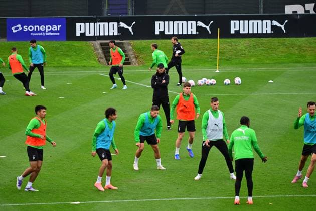 24.09.2025; Moenchengladbach; Fussball, Herren, Saison 2025 2026, Training Borussia Moenchengladbach Eugen Polanski (Interimstrainer Gladbach, hinten Mitte) beobachtet das Training seiner Spieler genau DFL regulations prohibit any use of photographs as image sequences and or quasi-video. Borussia-Park NRW Deutschland