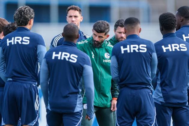 24.09.2025, Fussball, Saison 2025 2026, Training FC Schalke 04, Trainer Miron Muslic (FC Schalke 04) gibt Anweisungen, Gelsenkirchen Trainingsgelände FC Schalke 04 NRW Deutschland xRHR-FOTO YYx Copyright: RHR-FOTOx RHR-FOTO YY