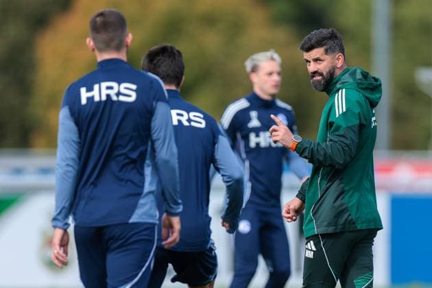 24.09.2025, Fussball, Saison 2025 2026, Training FC Schalke 04, Trainer Miron Muslic (FC Schalke 04) gibt Anweisungen, Gelsenkirchen Trainingsgelände FC Schalke 04 NRW Deutschland xRHR-FOTO YYx Copyright: RHR-FOTOx RHR-FOTO YY