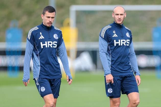 24.09.2025, Fussball, Saison 2025 2026, Training FC Schalke 04, v. l. Ron Schallenberg (FC Schalke 04), Henning Matriciani (FC Schalke 04), Gelsenkirchen Trainingsgelände FC Schalke 04 NRW Deutschland xRHR-FOTO YYx Copyright: RHR-FOTOx RHR-FOTO YY