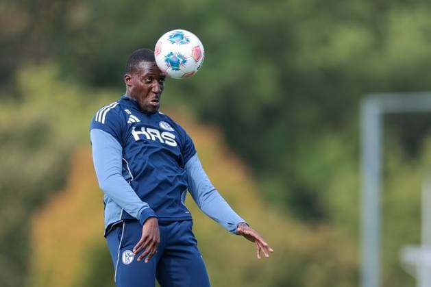24.09.2025, Fussball, Saison 2025 2026, Training FC Schalke 04, Bryan Lasme (FC Schalke 04) mit einem Kopfball, Gelsenkirchen Trainingsgelände FC Schalke 04 NRW Deutschland xRHR-FOTO YYx Copyright: RHR-FOTOx RHR-FOTO YY