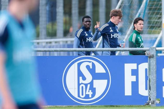 24.09.2025, Fussball, Saison 2025 2026, Training FC Schalke 04, v. l. Zaid Tchibara (FC Schalke 04), Max Grüger (FC Schalke 04), Gelsenkirchen Trainingsgelände FC Schalke 04 NRW Deutschland xRHR-FOTO YYx Copyright: RHR-FOTOx RHR-FOTO YY