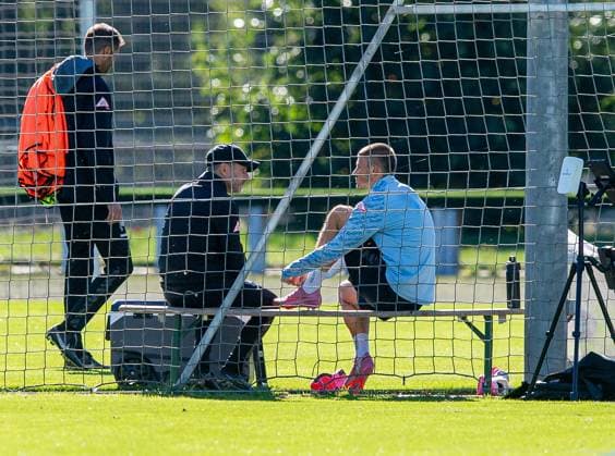 Fussball, Herren, Saison 2025 26, 2. Bundesliga, Hertha BSC, Training, v.l. Trainer Stefan Leitl (Hertha BSC), Dawid Kownacki (Hertha BSC), 24.09. 2025, Copyright: xSebastianxRäppold MatthiasxKochx