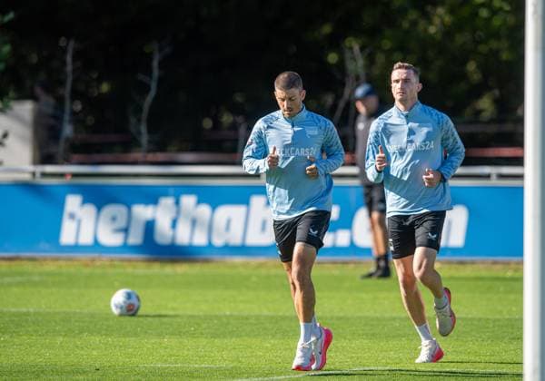 Fussball, Herren, Saison 2025 26, 2. Bundesliga, Hertha BSC, Training, v.l. Dawid Kownacki (Hertha BSC), Niklas Kolbe (Hertha BSC), 24.09. 2025, Copyright: xSebastianxRäppold MatthiasxKochx