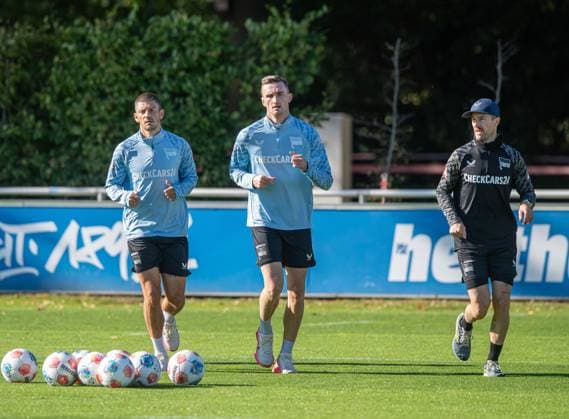 Fussball, Herren, Saison 2025 26, 2. Bundesliga, Hertha BSC, Training, v.l. Dawid Kownacki (Hertha BSC), Niklas Kolbe (Hertha BSC), Athletiktrainer Hendrik Vieth (Hertha BSC), 24.09. 2025, Copyright: xSebastianxRäppold MatthiasxKochx