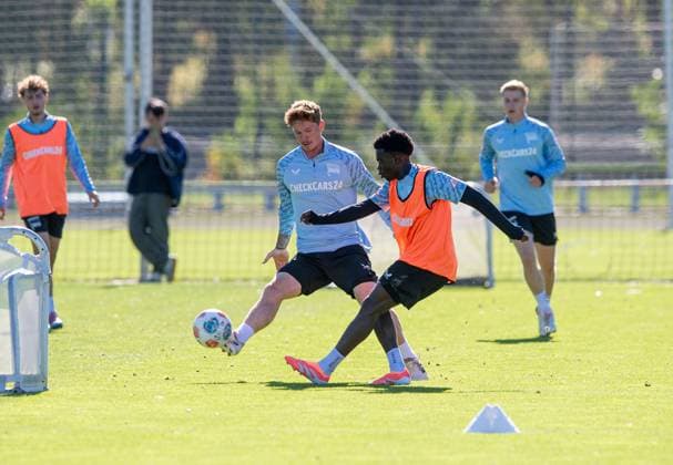 Fussball, Herren, Saison 2025 26, 2. Bundesliga, Hertha BSC, Training, v.l. Sebastian Grönning (Hertha BSC), Boris Mamuzah Lum (Hertha BSC), 24.09. 2025, Copyright: xSebastianxRäppold MatthiasxKochx