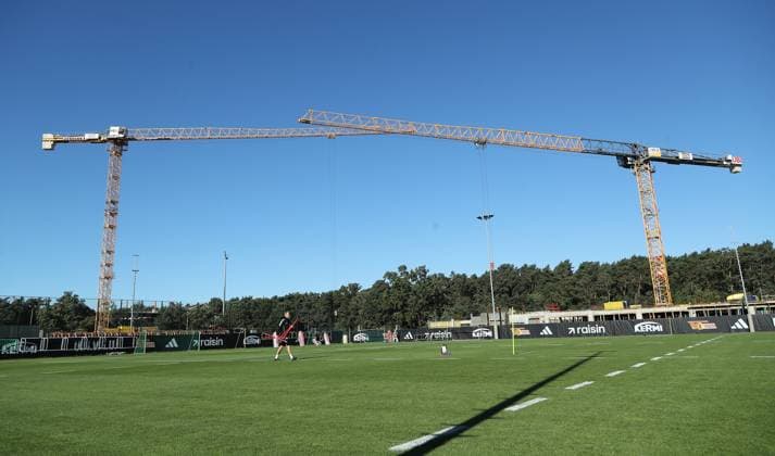 Trainingsgeländer Übersicht Baustelle Baukräne Fußball Fussball Training 1.Bundesliga Herren DFL Saison 2025 2026 24.09.2025 1.FC Union Berlin FCU DFL regulations prohibit any use of photographs as image sequences and or quasi-video.