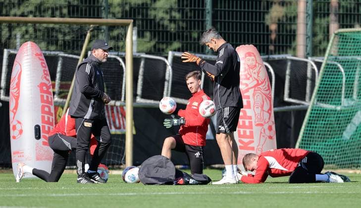 Trainer Steffen Baumgart redet mit Torwarttrainer Michael Gspurning, Torwart Carl Klaus Fußball Fussball Training 1.Bundesliga Herren DFL Saison 2025 2026 24.09.2025 1.FC Union Berlin FCU DFL regulations prohibit any use of photographs as image sequences and or quasi-video.