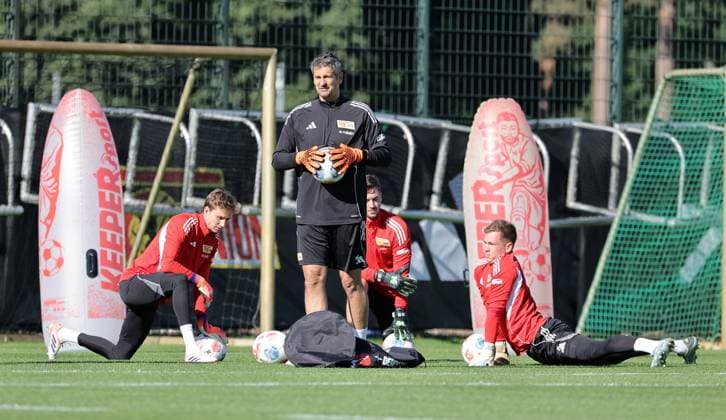 Torwart Frederik Rönnow, Torwarttrainer Michael Gspurning, Torwart Carl Klaus, Torwart Matheo Raab Fußball Fussball Training 1.Bundesliga Herren DFL Saison 2025 2026 24.09.2025 1.FC Union Berlin FCU DFL regulations prohibit any use of photographs as image sequences and or quasi-video.