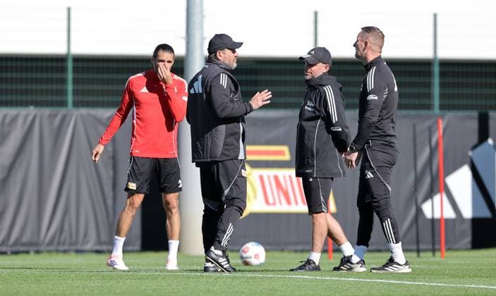 Christopher Trimmel, Trainer Steffen Baumgart redet mit Co Trainer Sebastian Bönig, Physio Silvio Thieme Fußball Fussball Training 1.Bundesliga Herren DFL Saison 2025 2026 24.09.2025 1.FC Union Berlin FCU DFL regulations prohibit any use of photographs as image sequences and or quasi-video.
