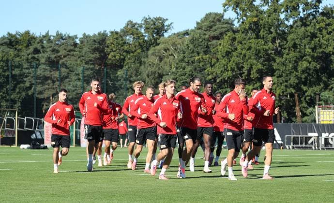 Union Mannschaft beim Warmlaufen Fußball Fussball Training 1.Bundesliga Herren DFL Saison 2025 2026 24.09.2025 1.FC Union Berlin FCU DFL regulations prohibit any use of photographs as image sequences and or quasi-video.
