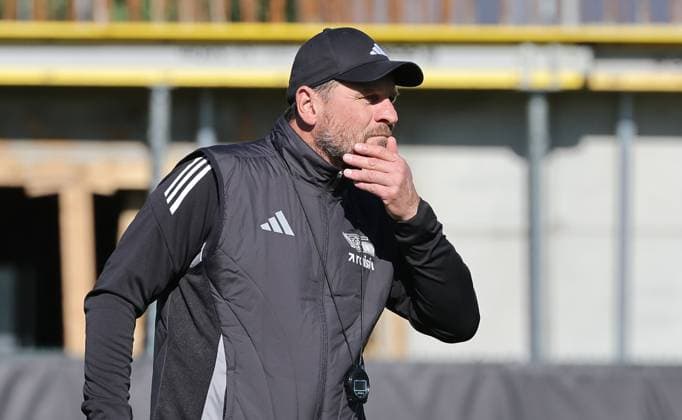 Trainer Steffen Baumgart nachdenklich Aktion Oberkörper Fußball Fussball Training 1.Bundesliga Herren DFL Saison 2025 2026 24.09.2025 1.FC Union Berlin FCU DFL regulations prohibit any use of photographs as image sequences and or quasi-video.