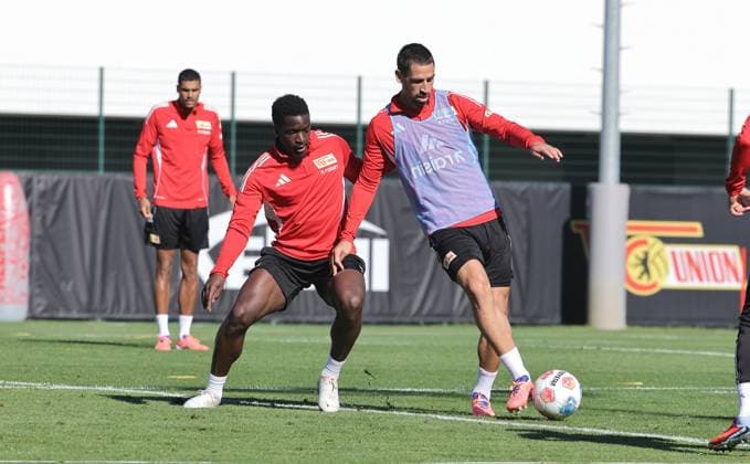 Stanley Nsoki, Rani Khedira Zweikampf Spielszene Aktion Fußball Fussball Training 1.Bundesliga Herren DFL Saison 2025 2026 24.09.2025 1.FC Union Berlin FCU DFL regulations prohibit any use of photographs as image sequences and or quasi-video.