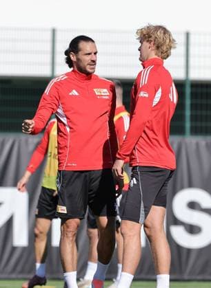Christopher Trimmel redet mit Tom Rothe Aktion Oberkörper Fußball Fussball Training 1.Bundesliga Herren DFL Saison 2025 2026 24.09.2025 1.FC Union Berlin FCU DFL regulations prohibit any use of photographs as image sequences and or quasi-video.