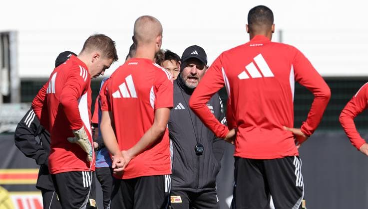 Trainer Steffen Baumgart redet mit Spielern Aktion Oberkörper Fußball Fussball Training 1.Bundesliga Herren DFL Saison 2025 2026 24.09.2025 1.FC Union Berlin FCU DFL regulations prohibit any use of photographs as image sequences and or quasi-video.