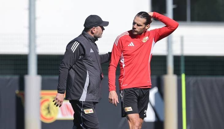 Trainer Steffen Baumgart redet mit Christopher Trimmel Aktion Oberkörper Fußball Fussball Training 1.Bundesliga Herren DFL Saison 2025 2026 24.09.2025 1.FC Union Berlin FCU DFL regulations prohibit any use of photographs as image sequences and or quasi-video.