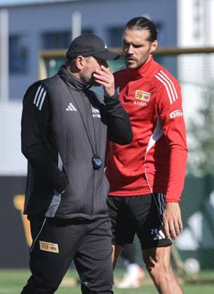Trainer Steffen Baumgart redet mit Christopher Trimmel Aktion Oberkörper Fußball Fussball Training 1.Bundesliga Herren DFL Saison 2025 2026 24.09.2025 1.FC Union Berlin FCU DFL regulations prohibit any use of photographs as image sequences and or quasi-video.