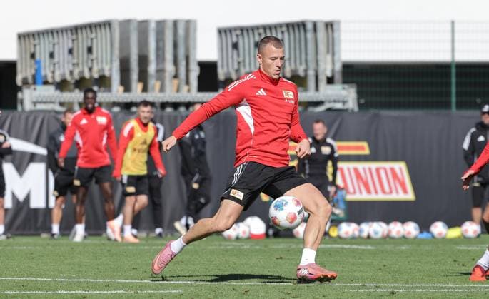 Tim Skarke am Ball Einzelbild Freisteller Aktion Fußball Fussball Training 1.Bundesliga Herren DFL Saison 2025 2026 24.09.2025 1.FC Union Berlin FCU DFL regulations prohibit any use of photographs as image sequences and or quasi-video.