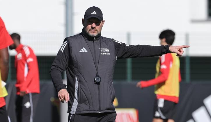 Trainer Steffen Baumgart zeigend, gestikulierend Aktion Oberkörper Fußball Fussball Training 1.Bundesliga Herren DFL Saison 2025 2026 24.09.2025 1.FC Union Berlin FCU DFL regulations prohibit any use of photographs as image sequences and or quasi-video.