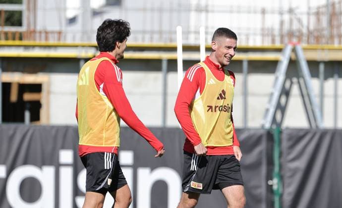 Diogo Leite redet mit Andrej Ilic Aktion Oberkörper Fußball Fussball Training 1.Bundesliga Herren DFL Saison 2025 2026 24.09.2025 1.FC Union Berlin FCU DFL regulations prohibit any use of photographs as image sequences and or quasi-video.