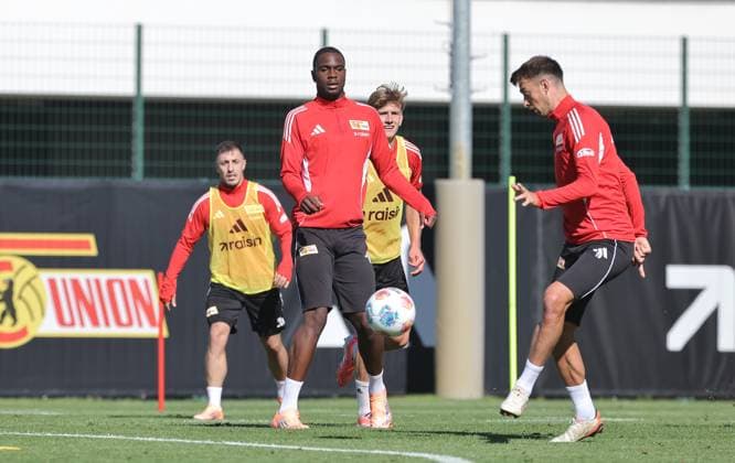Ilyas Ansah, Janik Haberer am Ball Zweikampf Spielszene Aktion Fußball Fussball Training 1.Bundesliga Herren DFL Saison 2025 2026 24.09.2025 1.FC Union Berlin FCU DFL regulations prohibit any use of photographs as image sequences and or quasi-video.