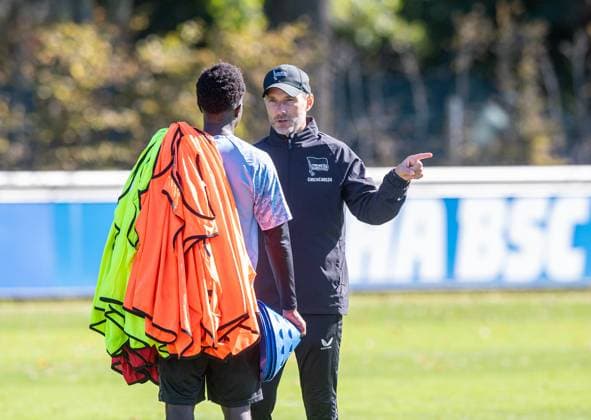 Fussball, Herren, Saison 2025 26, 2. Bundesliga, Hertha BSC, Training, v.l. Boris Mamuzah Lum (Hertha BSC), Trainer Stefan Leitl (Hertha BSC), 24.09. 2025, Copyright: xSebastianxRäppold MatthiasxKochx