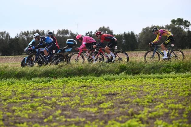 Omloop van Het Houtland 2025 Cycling Race LICHTERVELDE, BELGIUM - SEPTEMBER 24 : riders during the 78th edition of Omloop van Het Houtland an UCI Class 1.1 one day cycling road race for Men Elite of 198,7 km with start in Eernegem and finish in Lichtervelde on September 24, 2025 in Lichtervelde, Belgium, 24 09 2025 Lichtervelde Belgium  Copyright: xGvgx