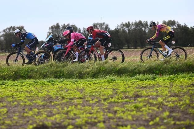 Omloop van Het Houtland 2025 Cycling Race LICHTERVELDE, BELGIUM - SEPTEMBER 24 : riders during the 78th edition of Omloop van Het Houtland an UCI Class 1.1 one day cycling road race for Men Elite of 198,7 km with start in Eernegem and finish in Lichtervelde on September 24, 2025 in Lichtervelde, Belgium, 24 09 2025 Lichtervelde Belgium  Copyright: xGvgx
