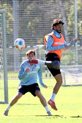 DEU, DFL, 2. FBL Hertha BSC, Training, 24.09.2025, Sportforum, Berlin, DEU, DFL, 2. FBL Hertha BSC, Training, im Bild Kevin Sessa (Hertha BSC Berlin 8), Leon Jensen (Hertha BSC Berlin 5) DFL - regulations prohibit any use of Photographs as image sequences and or quasi-video