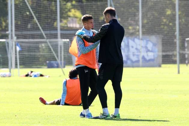 DEU, DFL, 2. FBL Hertha BSC, Training, 24.09.2025, Sportforum, Berlin, DEU, DFL, 2. FBL Hertha BSC, Training, im Bild Tjark Ernst (Hertha BSC Berlin 1), Michael Cuisance (Hertha BSC Berlin 10) DFL - regulations prohibit any use of Photographs as image sequences and or quasi-video
