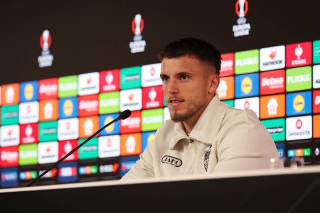 24.09.2025, Deutschland, Stuttgart, Fußball UEFA Europa League, VfB Stuttgart Pressekonferenz, Ermedin Demirovic (VfB)