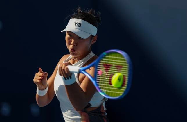 (250924) -- BEIJING, Sept. 24, 2025 -- Zhang Ruien hits a return during the women s singles first round match between Zhang Ruien of China and Eva Lys of Germany at 2025 China Open tennis tournament in Beijing, China, Sept. 24, 2025. ) (SP)CHINA-BEIJING-TENNIS-CHINA OPEN-WOMEN S SINGLES-FIRST ROUND (CN) BaixXuefei 