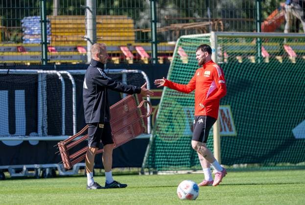 Fußball, Herren, Saison 2025 2026, 1. Bundesliga, 1. FC Union Berlin, Training, v. l. Co-Trainer Kevin McKenna (1. FC Union) begrüßt Oliver Burke (1. FC Union Berlin), 24.09. 2025, Copyright: xMatthiasxKochx