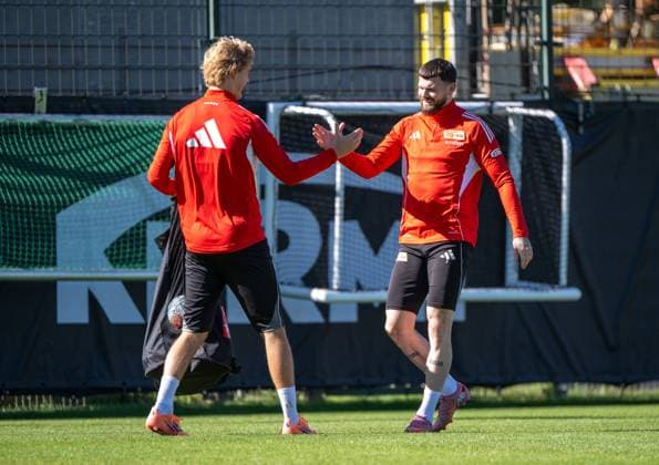 Fußball, Herren, Saison 2025 2026, 1. Bundesliga, 1. FC Union Berlin, Training, v. l. Tom Rothe (1. FC Union Berlin) begrüßt Oliver Burke (1. FC Union Berlin), 24.09. 2025, Copyright: xMatthiasxKochx