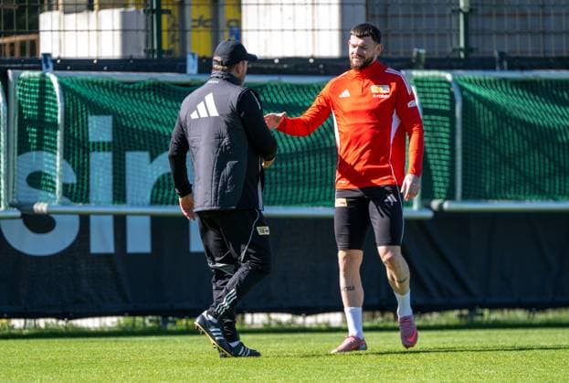 Fußball, Herren, Saison 2025 2026, 1. Bundesliga, 1. FC Union Berlin, Training, v. l. Trainer Steffen Baumgart (1. FC Union Berlin) begrüßt Oliver Burke (1. FC Union Berlin), 24.09. 2025, Copyright: xMatthiasxKochx