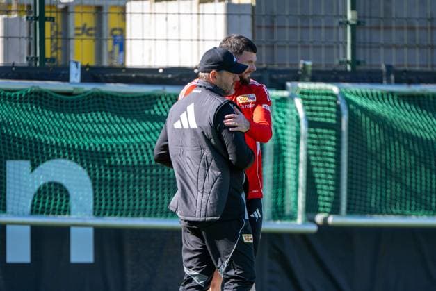 Fußball, Herren, Saison 2025 2026, 1. Bundesliga, 1. FC Union Berlin, Training, v. l. Trainer Steffen Baumgart (1. FC Union Berlin) begrüßt Oliver Burke (1. FC Union Berlin), 24.09. 2025, Copyright: xMatthiasxKochx