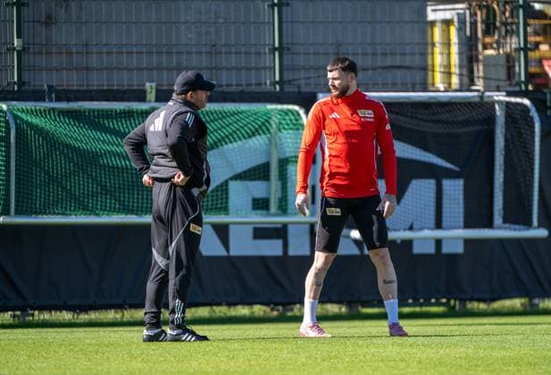 Fußball, Herren, Saison 2025 2026, 1. Bundesliga, 1. FC Union Berlin, Training, v. l. Trainer Steffen Baumgart (1. FC Union Berlin), Oliver Burke (1. FC Union Berlin), 24.09. 2025, Copyright: xMatthiasxKochx