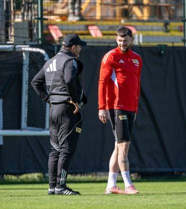 Fußball, Herren, Saison 2025 2026, 1. Bundesliga, 1. FC Union Berlin, Training, v. l. Trainer Steffen Baumgart (1. FC Union Berlin) begrüßt Oliver Burke (1. FC Union Berlin), 24.09. 2025, Copyright: xMatthiasxKochx