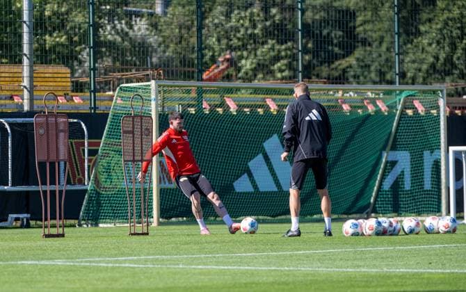 Fußball, Herren, Saison 2025 2026, 1. Bundesliga, 1. FC Union Berlin, Training, Oliver Burke (1. FC Union Berlin) im Individualtraining mit Co-Trainer Kevin McKenna (1. FC Union), 24.09. 2025, Copyright: xMatthiasxKochx