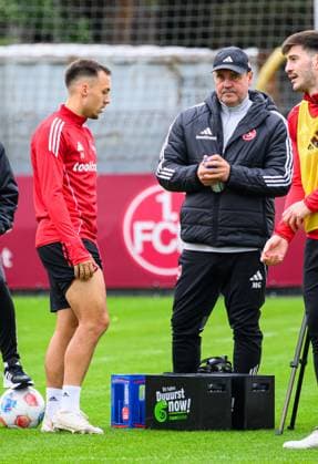 24.09.2025 - Fussball - 2. Fussball - Bundesliga - Saison 2025 2026 - 1. FC Nürnberg Nuernberg FCN ( Club ) - Training - Sportfoto Zink - xwoxzix - Julian Justvan (10, 1. FC Nürnberg FCN ) Gubov Milan (Physiotherapeut 1. FC Nürnberg FCN )