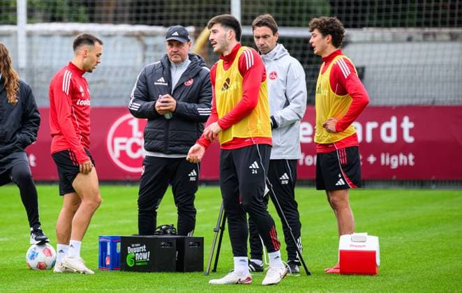 24.09.2025 - Fussball - 2. Fussball - Bundesliga - Saison 2025 2026 - 1. FC Nürnberg Nuernberg FCN ( Club ) - Training - Sportfoto Zink - xwoxzix - Julian Justvan (10, 1. FC Nürnberg FCN ) Gubov Milan (Physiotherapeut 1. FC Nürnberg FCN ) Luka Lochoshvili (24, 1. FC Nürnberg FCN ) Johannes Hannes Wieber ( Head Of Performance 1. FC Nürnberg FCN ) Fabio Gruber (4, 1. FC Nürnberg FCN )