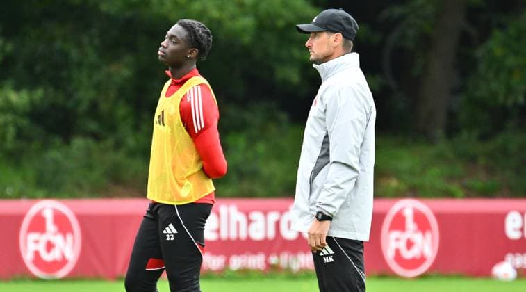 24.09.2025 - Fussball - 2. Fussball - Bundesliga - Saison 2025 2026 - 1. FC Nürnberg Nuernberg FCN ( Club ) - Training - Sportfoto Zink - xwoxzix - Mustapha Hindolo (22, 1. FC Nürnberg FCN ) Miroslav Miro Klose ( Trainer 1. FC Nürnberg FCN )